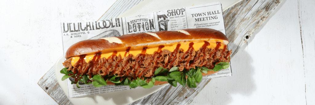 Pretzel με pulled pork cheddar sauce Provil