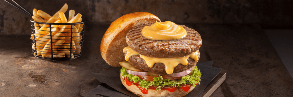 Double burger με cheddar sauce