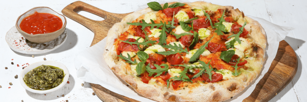 Pizza cocas με μοτσαρέλατομάτα rucola και Pesto Βασιλικού Provil