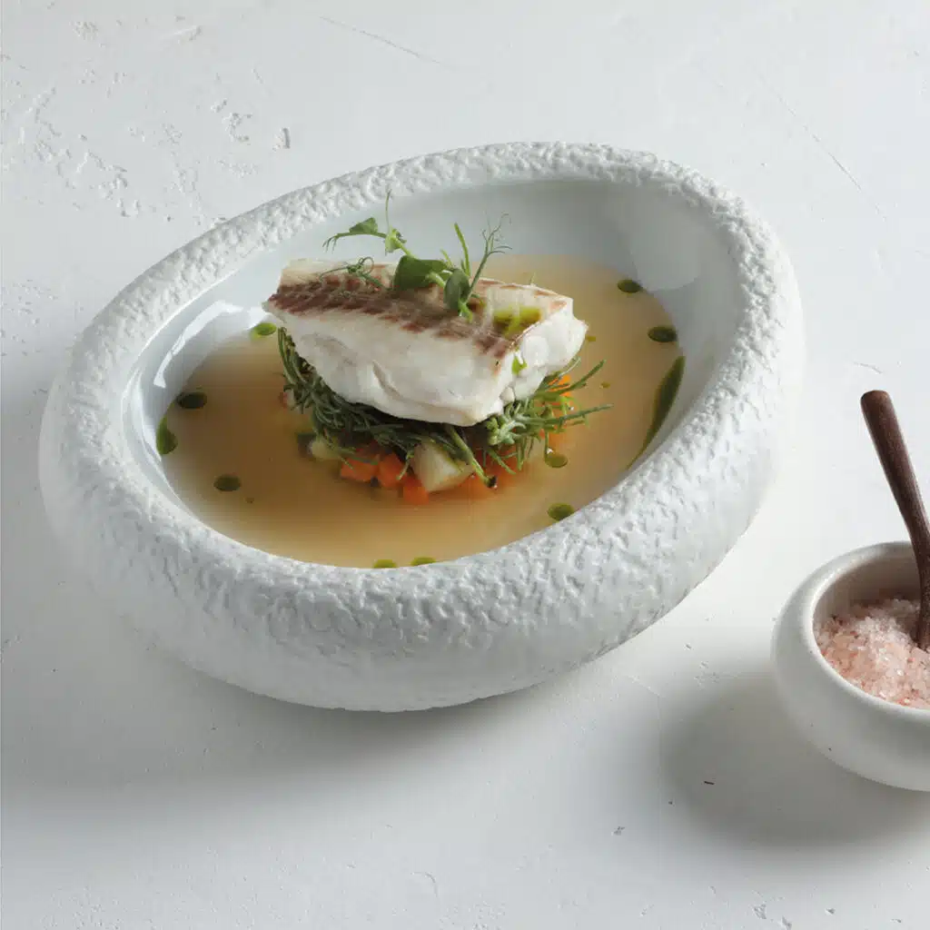 Φιλέτο λαβράκι με Λαχανικά, Αλμυρίκι και Ζωμό Ψαριού