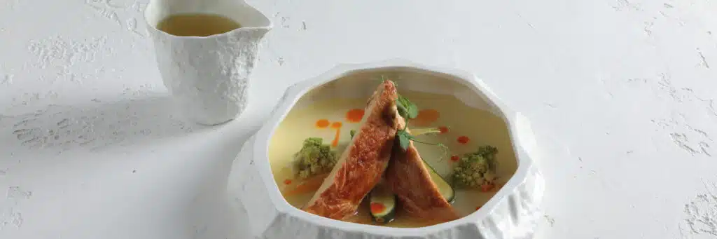 Στήθος κοτόπουλου με βελουτέ πατάτας, λαχανικά και ελαφρύ ζωμό