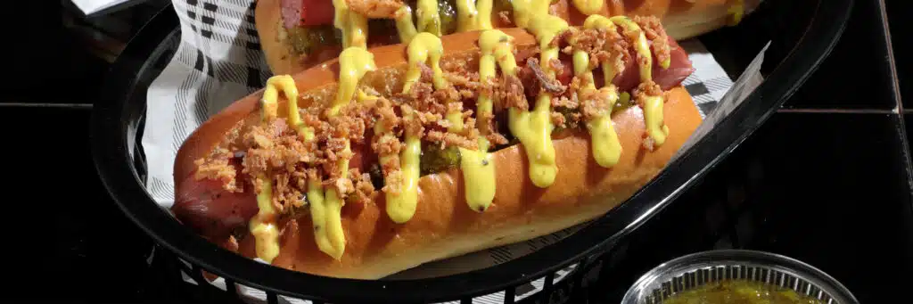 Hot dog με ψητό λουκάνικο και σάλτσα γλυκιάς μουστάρδας