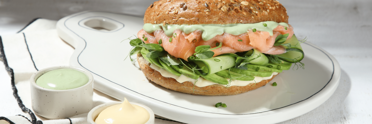 Bagel πολύσπορο με καπνιστό σολομό wasabi