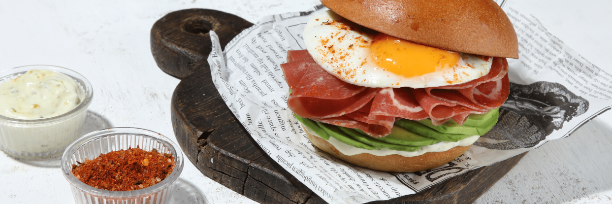 Brioche με coppa tartar sandwich cream