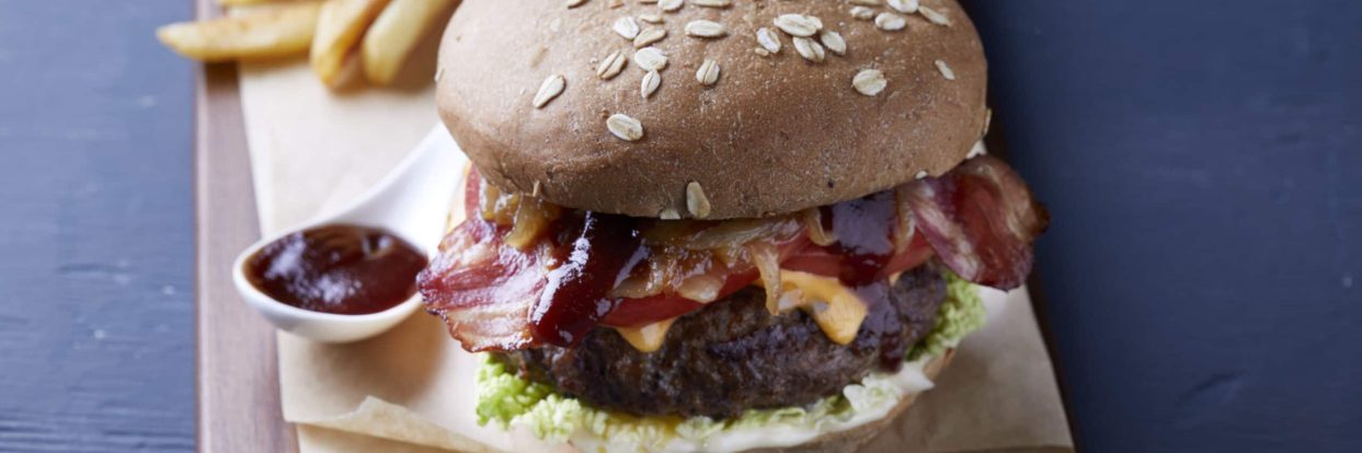 Burger με καραμελωμένο κρεμμύδι