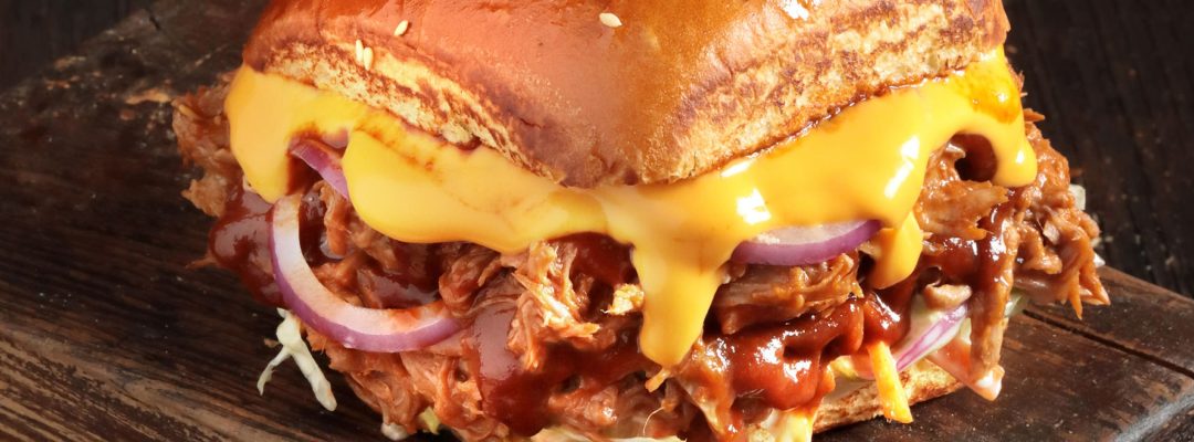 Cheesy pulled pork burger