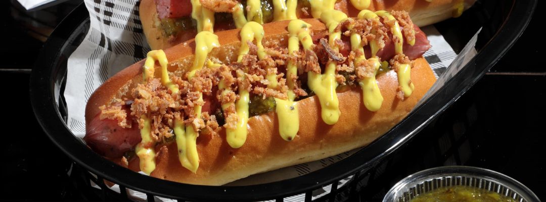 Hot dog με ψητό λουκάνικο και σάλτσα γλυκιάς μουστάρδας