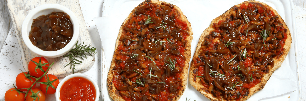 Lachmacun µε µανιτάρια καραµελωµένο κρεµµύδι