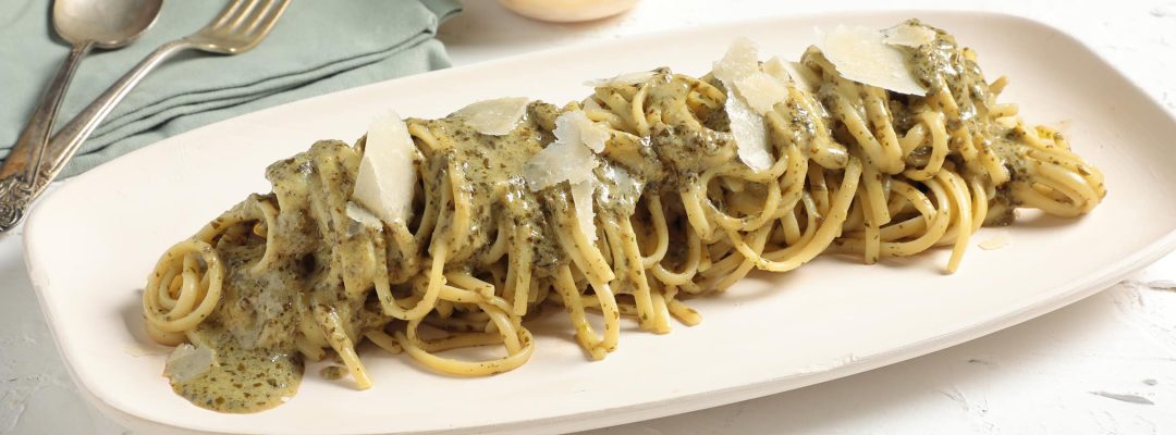 Linguini pesto βασιλικού με γραβιέρα Κρήτης και κρεμμύδι κονφί