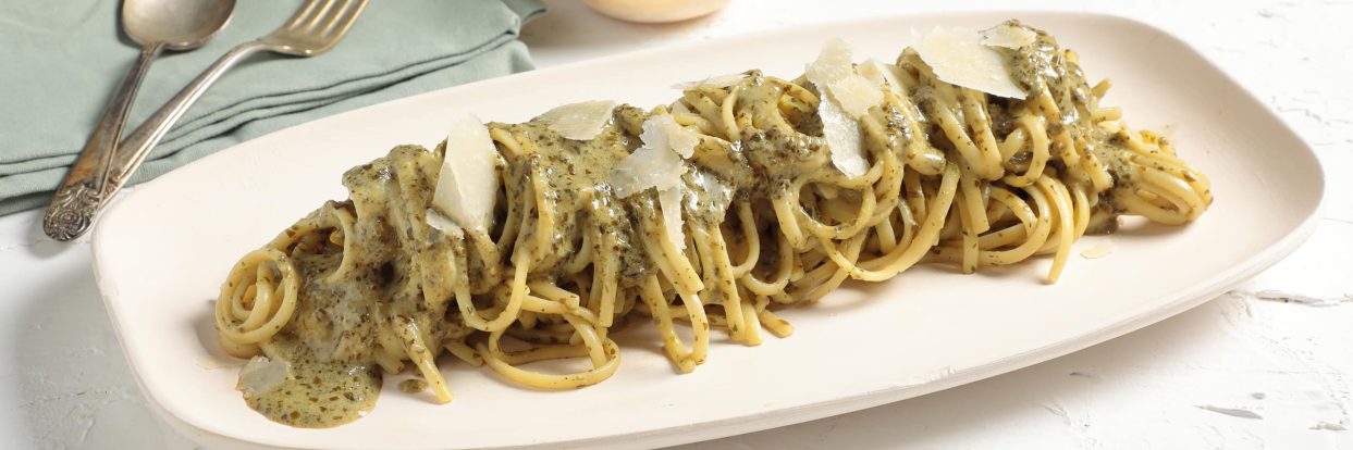 Linguini pesto βασιλικού με γραβιέρα Κρήτης και κρεμμύδι κονφί