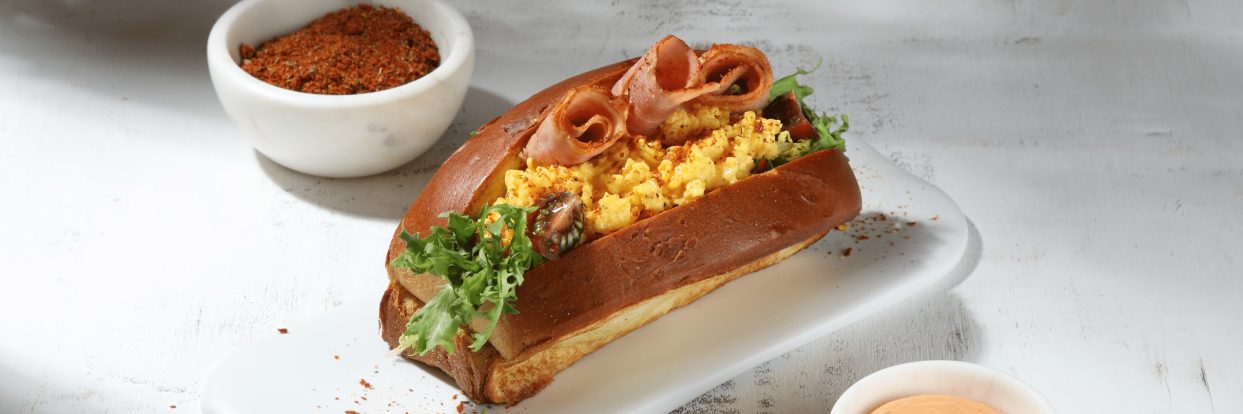 Lobster loaf με scrambled eggs sunto sandwich cream