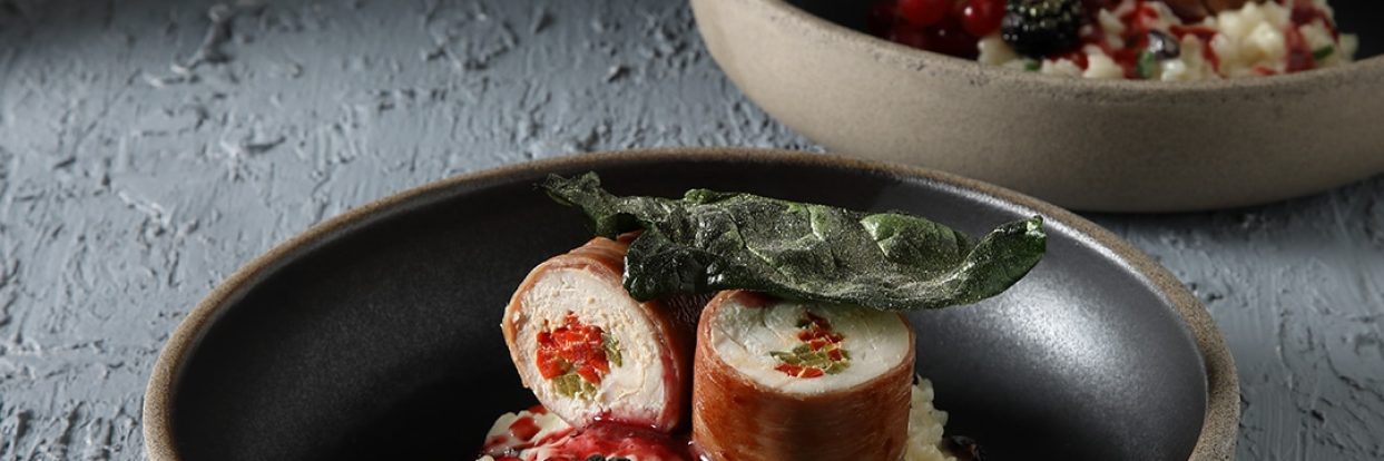 PROVIL BALLOTINE ΚΟΤΟΠΟΥΛΟ ΣΕ ΡΙΖΟΤΟ ΜΕ ΠΑΡΜΕΖΑΝΑ ΣΤΑΦΙΔΕΣ ΚΑΙ ΣΑΛΤΣΑ ΚΟΚΚΙΝΩΝ ΦΡΟΥΤΩΝ