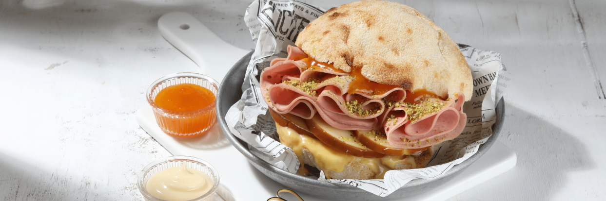 Panini με μορταδέλα και chutney mango