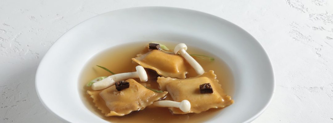 Φρέσκα Ραβιόλι με Γέμιση κρέμα Ρικότα, Τρούφα και Ζωμό Μανιταριών