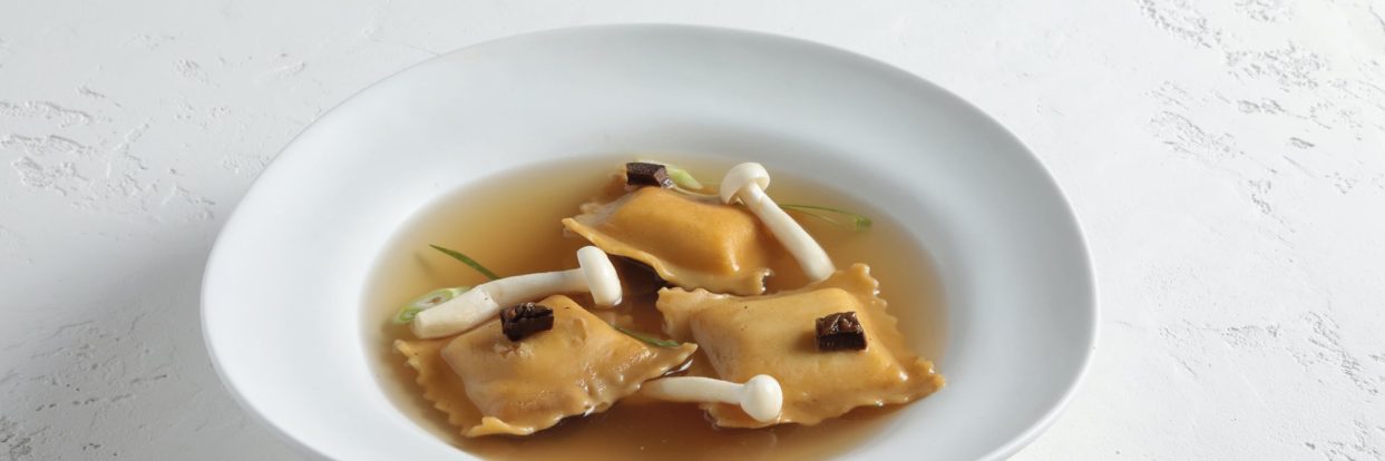 Φρέσκα Ραβιόλι με Γέμιση κρέμα Ρικότα, Τρούφα και Ζωμό Μανιταριών