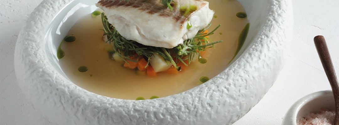 Φιλέτο λαβράκι με Λαχανικά, Αλμυρίκι και Ζωμό Ψαριού