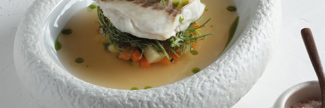 Φιλέτο λαβράκι με Λαχανικά, Αλμυρίκι και Ζωμό Ψαριού