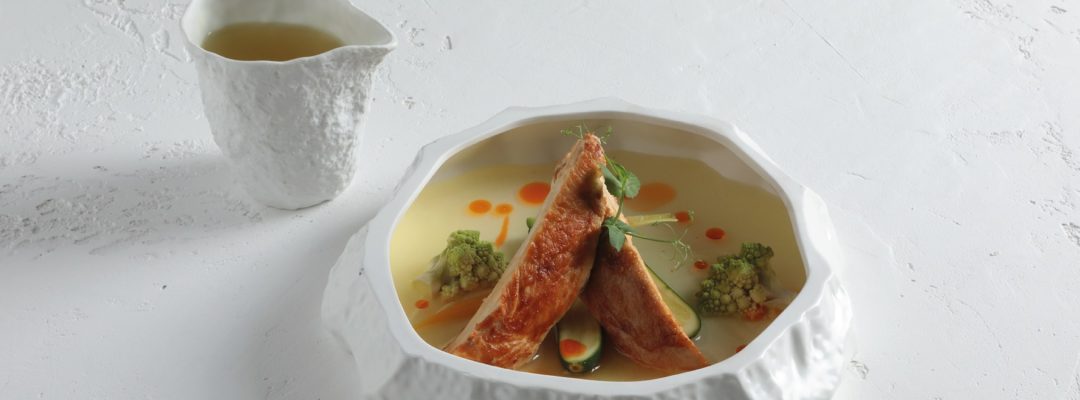 Στήθος κοτόπουλου με βελουτέ πατάτας, λαχανικά και ελαφρύ ζωμό