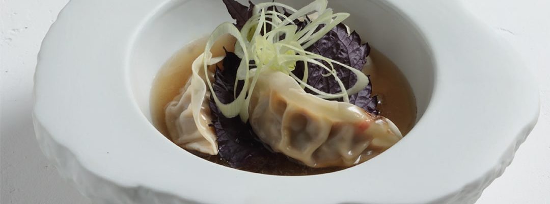 Dumplings με γέμιση πάπιας και Kονσομέ Bοδινού