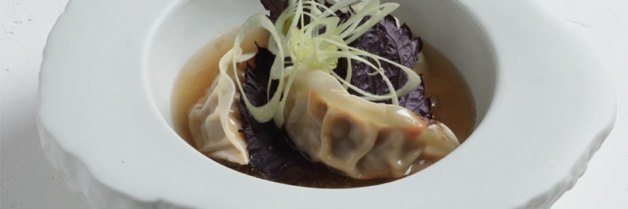 Dumplings με γέμιση πάπιας και Kονσομέ Bοδινού