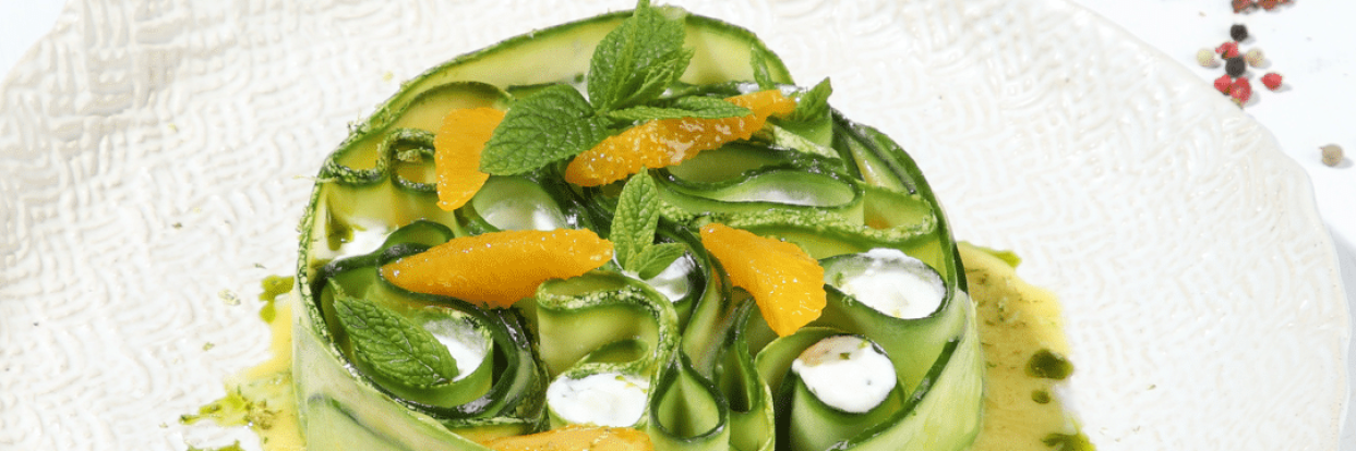 Δροσερή σαλάτα με αγγούρι και ωμό κολοκυθάκι 2