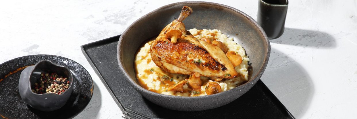 Κοτόπουλο με ριζότο θυμάρι σάλτσα κανθαρέλλες