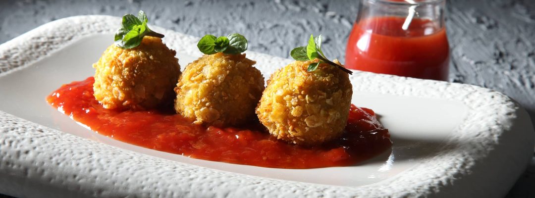 Κροκέτες τυριών με chutney τοματας