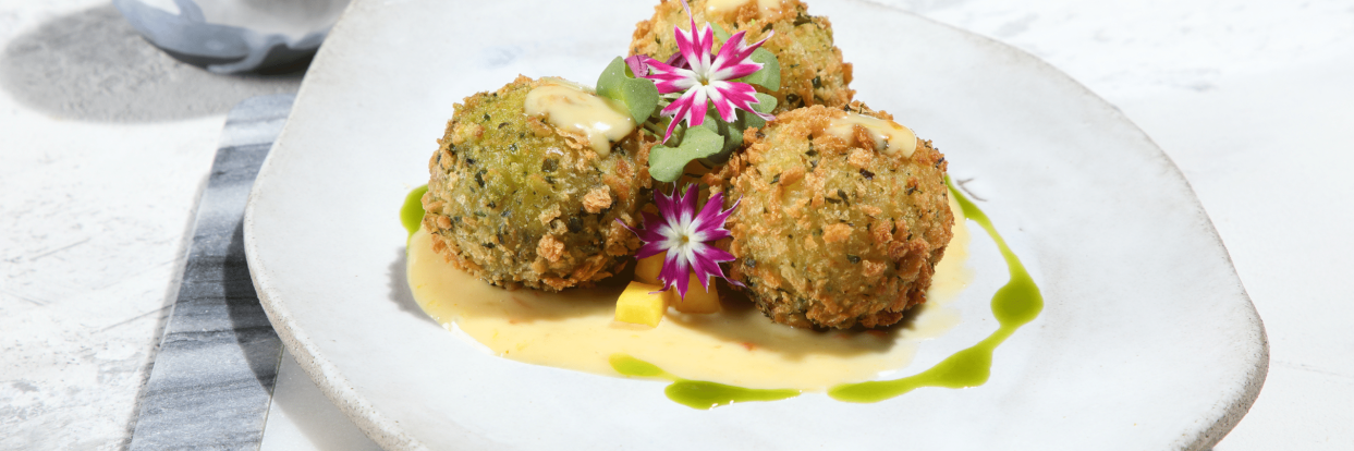 Κροκέτες χαλούμι με φιστίκι και chutney μάνγκο