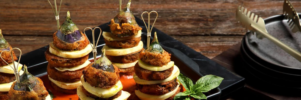 Νapoleon µελιτζάνας µε σάλτσα λιαστής τοµάτας