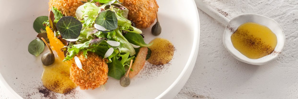 Πράσινη σαλάτα με κροκέτες τσιπούρας και dressing εσπεριδοειδών