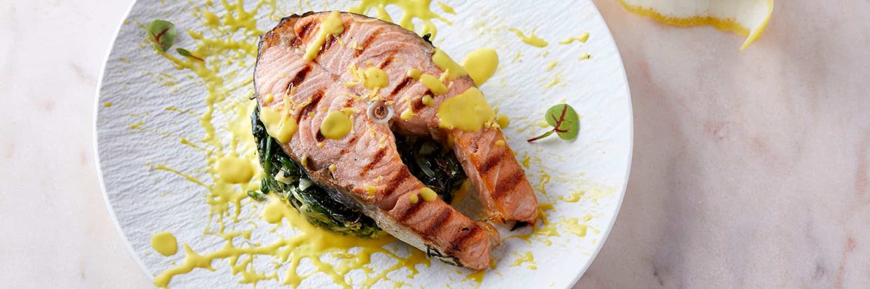 Σολομός με λεμονάτη σάλτσα σαφράν