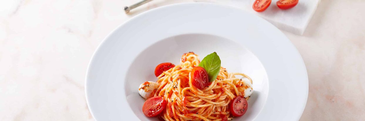 Σπαγγέτι με σάλτσα τομάτας και φρέσκια μοτσαρέλα
