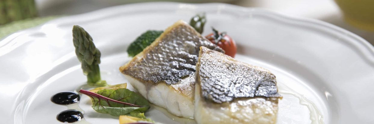 Φιλέτο λαυράκι με πουρέ αρακά και λαχανικά