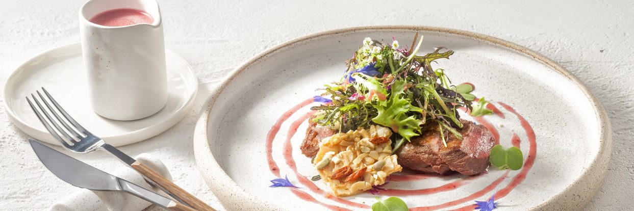 Φιλέτο πάπιας με πικάντικη σαλάτα dressing κόκκινων φρούτων