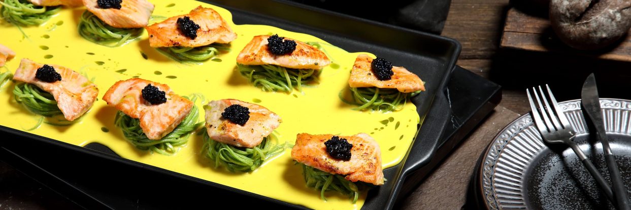 Φιλετάκια σολοµού με σάλτσα σαφράν και κολοκυθάκια