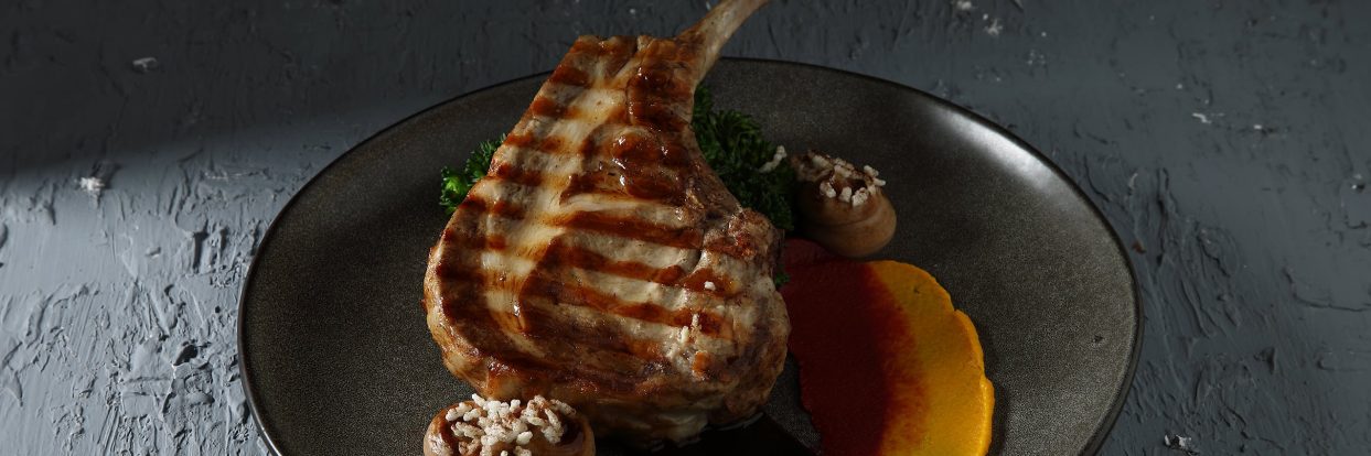 ΧΟΡΙΝΟ RIBEYE ON THE BONE ΜΕ ΣΑΛΤΣΑ GRAVY ΚΑΙ ΤΡΙΛΟΓΙΑ ΑΠΟ ΑΡΩΜΑΤΙΣΜΕΝΟΥΣ ΠΟΥΡΕΔΕΣ