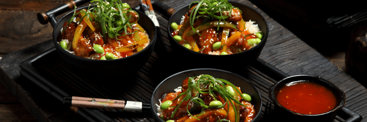 Χοιρινό stir fry µε λαχανικά και ρύζι ατµού